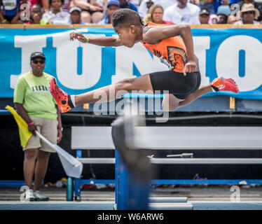 Greensboro, North Carolina, USA. Juli 31, 2019. Zachäus Brocks setzt einen nationalen Rekord mit einer Zeit von 12,46 Sekunden in der Jungen 80 Meter Hürden 11 Jahre alt während der 2019 AAU Junior Olympic Games bei BB&T Stadium in Greensboro, North Carolina. Prentice C. James/CSM/Alamy leben Nachrichten Stockfoto