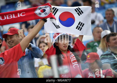 Eine weibliche Koreanische Fußball-Fan hält eine koreanische Nationalflagge vor der Gruppe F Match zwischen Schweden und Südkorea bei der FIFA WM 2 Stockfoto