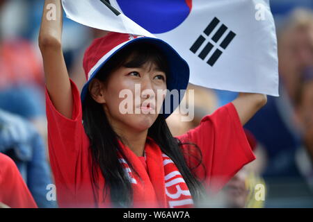Eine weibliche Koreanische Fußball-Fan hält eine koreanische Nationalflagge vor der Gruppe F Match zwischen Schweden und Südkorea bei der FIFA WM 2 Stockfoto