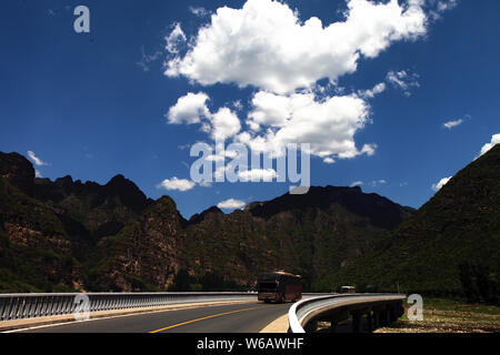 ---- Blick auf einen Abschnitt der Capital Region Ring Expressway in Peking, China, 28. Juni 2014. Bau der Capital Region Ring Expressway, Stockfoto