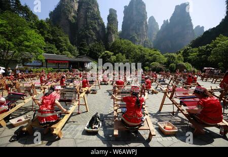 Das chinesische Volk der Tujia ethnische Minderheit bilden Brocade von traditionellem Handwerk während der Show in Niagara-on-the-Lake City, Central China Provinz Hunan, 7 Ju Stockfoto