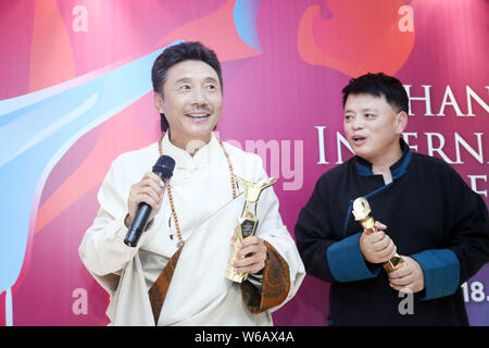 Sonthar Gyal, rechts, Direktor von 'Ala Changso", erhält den Großen Preis der Jury Award bei der Verleihung des 21. Goldener Pokal Auszeichnungen während des Th Stockfoto