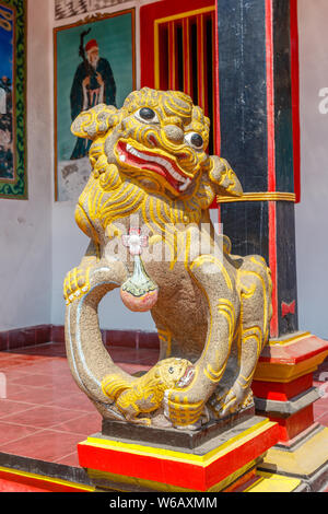 Shishi, guardian Löwen an Klenteng Ling Gwan Kiong - Chinesische Tridharma (buddhistische, taoistische und Konfuzianische) Tempel in Singaraja, Buleleng, Bali, Indonesien Stockfoto