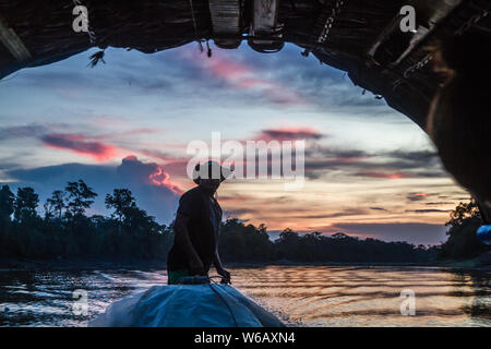 Sonnenuntergang im Amazonas Becken mit dem tropischen Regenwald in Iquitos, Peru Stockfoto