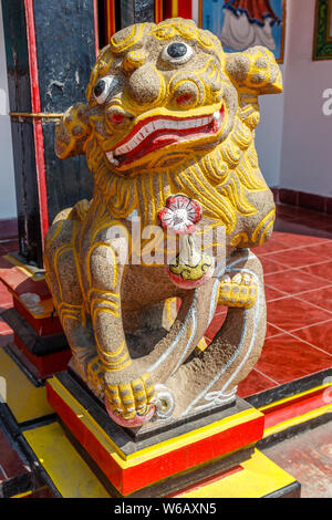 Shishi, guardian Löwen an Klenteng Ling Gwan Kiong - Chinesische Tridharma (buddhistische, taoistische und Konfuzianische) Tempel in Singaraja, Buleleng, Bali, Indonesien Stockfoto