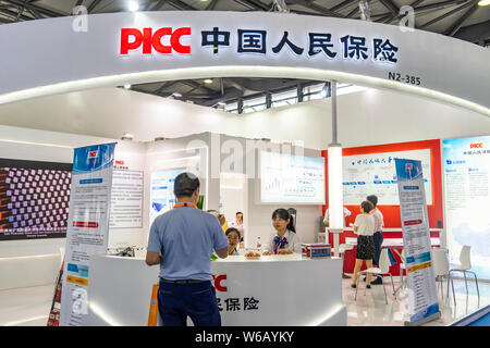 ---- Menschen besuchen den Stand der PICC (People's Insurance Company von China) während der SNEC PV Power Expo 2018 in Shanghai, China, 30. Mai 2018. Chi Stockfoto
