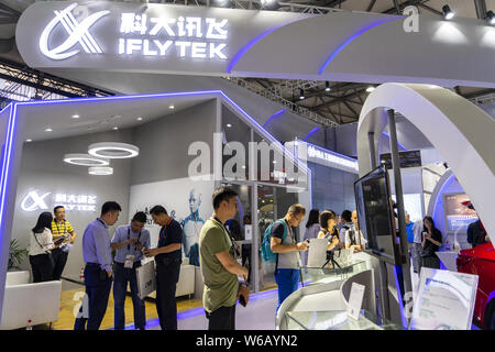 ---- Leute besuchen Sie den Stand von IFlytek während einer Ausstellung in Shanghai, China, 14. Juni 2014. China's intelligente Spracherkennungstechnologie Stockfoto
