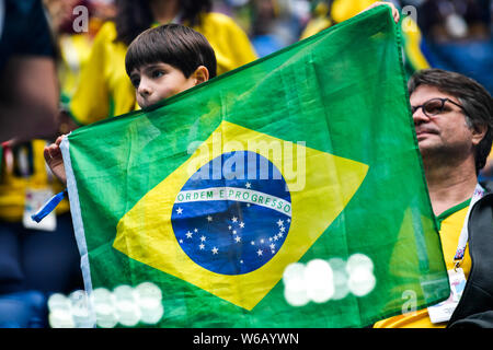 Ein Fan hat einen brasilianischen Nationalflagge seine Unterstützung für Brasilien in der Gruppe E gegen Costa Rica bei der Fußball-WM 2018 in St. P zu zeigen Stockfoto
