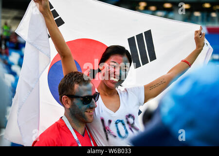 Eine weibliche Koreanische Fußball-Fan hält eine koreanische Nationalflagge vor der Gruppe F Match zwischen Schweden und Südkorea bei der FIFA WM 2 Stockfoto