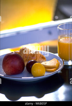 Die Franzosen halten Ihr Frühstück. Brot, wird die Heftklammer, Orangensaft, Obst und Käse sind einige der Möglichkeiten. Stockfoto