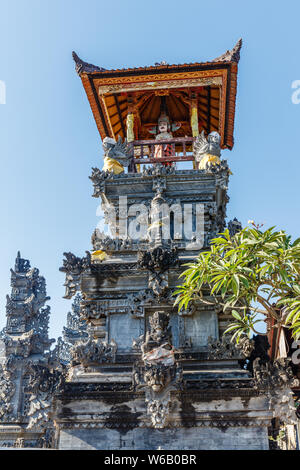 Balinesischer Trommelpavillon ballen kulkul (Bale kul-kul) für eine Schlitzlochtrommel. Lovina, Bali, Indonesien. Vertikales Bild. Stockfoto