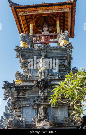 Balinesischer Trommelpavillon ballen kulkul (Bale kul-kul) für eine Schlitzlochtrommel. Lovina, Bali, Indonesien. Vertikales Bild. Stockfoto