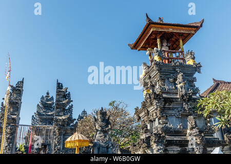 Balinesischer Trommelpavillon ballen kulkul (Bale kul-kul) für eine Schlitzlochtrommel. Lovina, Bali, Indonesien. Stockfoto