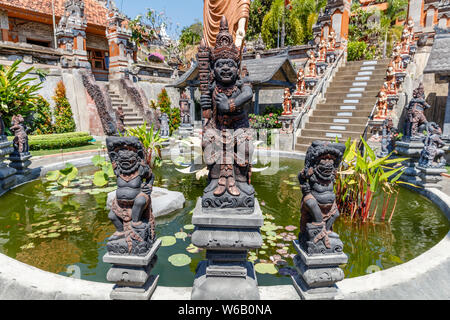 Teich an Brahmavihara Arama (Vihara Buddha Banjar), buddhistische Tempel, Kloster in Banjar, Buleleng, Bali, Indonesien. Stockfoto