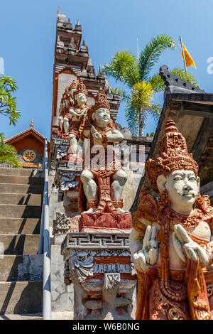 Statuen an Brahmavihara Arama (Vihara Buddha Banjar), buddhistische Tempel, Kloster in Banjar, Buleleng, Bali, Indonesien. Stockfoto