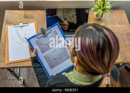 Blick von oben auf die Frau mit und die Analyse von Business Sales Dokument Stockfoto
