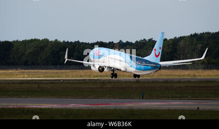 Hannover, Deutschland. Juli 31, 2019. Ein Tuifly Boeing 737-800 hebt ab Flughafen Hannover. Credit: Julian Stratenschulte/dpa/Alamy leben Nachrichten Stockfoto