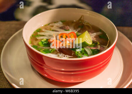 Nahaufnahme von leckeren Schüssel Pho in asiatischen Restaurant Stockfoto