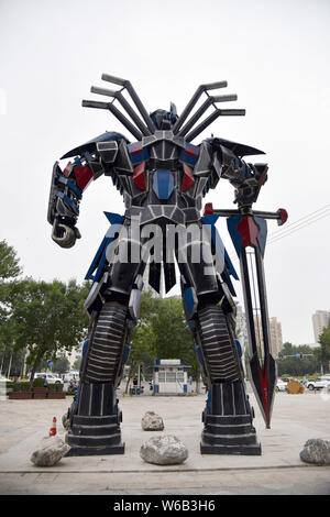 Eine Replik von Optimus Prime aus Auto Schrotte vor einer kommerziellen Komplex in Liaocheng City ist,'s East China Shandong provinc Stockfoto