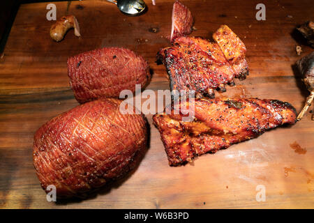 Schinken und gegrillte Schweinerippchen Holz Schneidebrett Stockfoto
