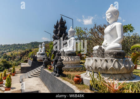 Statuen von Sitzender Buddha an Brahmavihara Arama (Vihara Buddha Banjar), buddhistische Tempel, Kloster in Banjar, Buleleng, Bali, Indonesien. Stockfoto