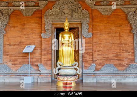 Goldene Statue von Buddha stehend an Brahmavihara Arama (Vihara Buddha Banjar), buddhistische Tempel, Kloster in Banjar, Buleleng, Bali, Indonesien. Stockfoto