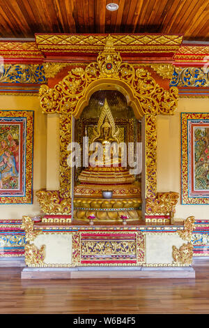 Goldene Statue des Sitzenden Buddha Brahmavihara Arama (Vihara Buddha Banjar), buddhistische Tempel, Kloster in Banjar, Buleleng, Bali, Indonesien. Stockfoto