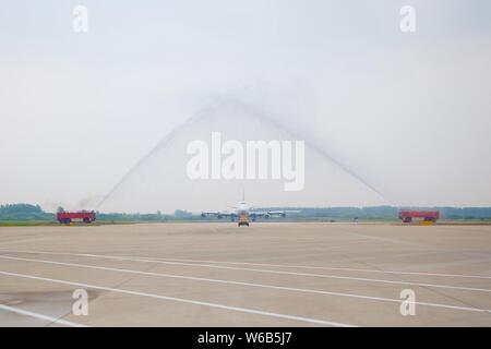 Eine Boeing 747-400 Frachter Düsenflugzeug von Atlas Air Taxis an der Sunan Shuofang International Airport nach der Rückkehr aus Südkorea Incheon Interna Stockfoto