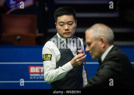 ------ Ding Junhui von China hält einen Schuß zu Xiao Guodong von China in Ihrer ersten Runde während der 2018 Betfred World Snooker Championship ein Stockfoto