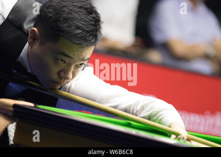 ------ Ding Junhui von China hält einen Schuß zu Xiao Guodong von China in ihre Partie von 16, die während der 2017 World Open snooker Turnier in Fuzhou co Stockfoto