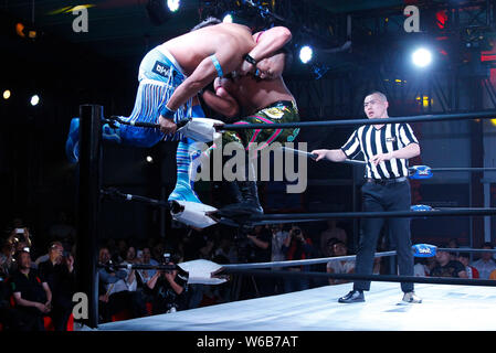 Ausländische Ringer gegeneinander in einer Performance während der Orientalischen Wrestling Entertainment (Schulden) in Dengfeng City, Central China Hena Stockfoto