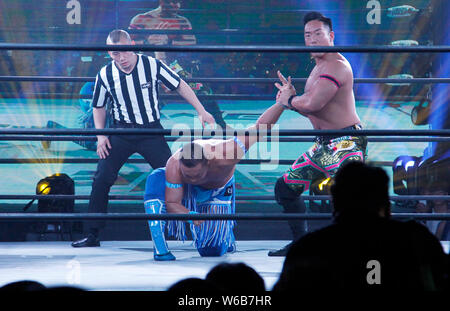 Ausländische Ringer gegeneinander in einer Performance während der Orientalischen Wrestling Entertainment (Schulden) in Dengfeng City, Central China Hena Stockfoto