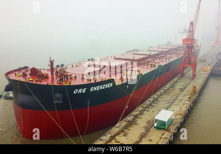 Luftaufnahme des 400.000-Tonnen Erzfrachtschiff, Erz Shenzhen, nach seiner Jungfernfahrt in Taicang City, der ostchinesischen Provinz Jiangsu, 30. Mai 2018. A400 Stockfoto