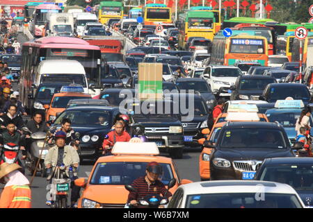 ---- Massen von Autos, Bussen, Motorroller und Fahrräder auf der Yuya Avenue in Sanya City, South China Hainan Provinz, 6. Februar 2016. China's s Stockfoto