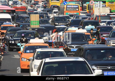 ---- Massen von Autos, Bussen, Motorroller und Fahrräder auf der Yuya Avenue in Sanya City, South China Hainan Provinz, 6. Februar 2016. China's s Stockfoto