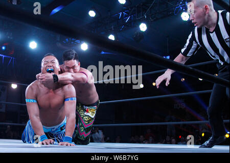 Ausländische Ringer gegeneinander in einer Performance während der Orientalischen Wrestling Entertainment (Schulden) in Dengfeng City, Central China Hena Stockfoto