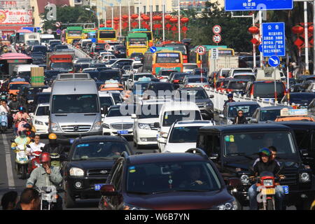 ---- Massen von Autos, Bussen, Motorroller und Fahrräder auf der Yuya Avenue in Sanya City, South China Hainan Provinz, 6. Februar 2016. China's s Stockfoto