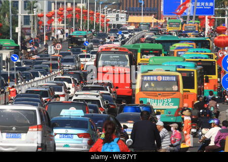 ---- Massen von Autos, Bussen, Motorroller und Fahrräder auf der Yuya Avenue in Sanya City, South China Hainan Provinz, 6. Februar 2016. China's s Stockfoto