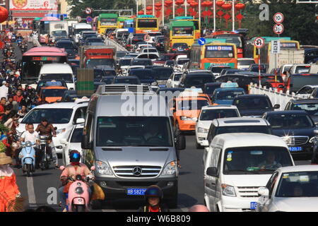 ---- Massen von Autos, Bussen, Motorroller und Fahrräder auf der Yuya Avenue in Sanya City, South China Hainan Provinz, 6. Februar 2016. China's s Stockfoto