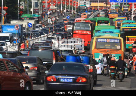 ---- Massen von Autos, Bussen, Motorroller und Fahrräder auf der Yuya Avenue in Sanya City, South China Hainan Provinz, 6. Februar 2016. China's s Stockfoto