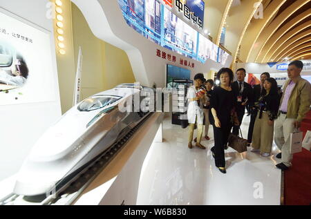 Ein Modell der Bahn eines Konzepts Intercontinental high-speed Electric Multiple Unit (EMU) ist auf dem Stand von Crrc (China Eisenbahnrollmaterial Co Stockfoto