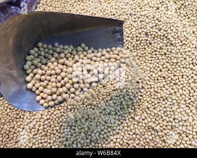 ---- Ein Kunde Geschäfte für Soja in einem Supermarkt in Shanghai, China, 22. März 2017. Insgesamt Sojabohne die Ausfuhren aus den Vereinigten Staaten nach China würde Stockfoto