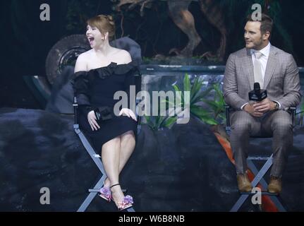 Die amerikanische Schauspielerin Bryce Dallas Howard, Links, und Schauspieler Chris Pratt an einer Pressekonferenz für neuen Film 'Jurassic Welt: Gefallene Königreich" in Shanghai. Stockfoto