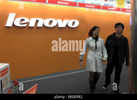 ------ Chinesische Kunden vorbei an einem Namensschild von Lenovo in einem Geschäft in Shanghai, China, 18. November 2010. Lenovo sagt der Bericht darüber Abstimmung ag Stockfoto