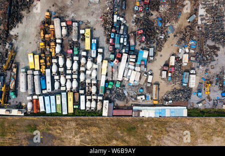 Luftbild des verschrotteten Fahrzeuge stapelten sich an einem offenen Raum entlang des Jangtse-Flusses in der ostchinesischen Provinz Jiangsu, 17. Mai 2018. Stockfoto