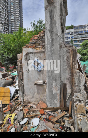 Eine paifang, einen Keuschheitsgürtel memorial Arch, aus der Qing Dynastie (1644-1911) ist von Ruinen auf einer Baustelle in Guiyang city umgeben, im Südwesten von China" Stockfoto