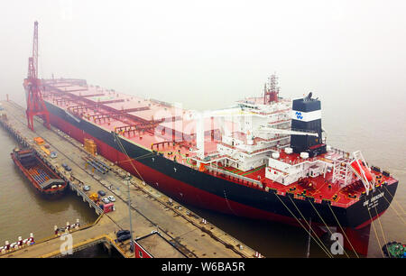 Luftaufnahme des 400.000-Tonnen Erzfrachtschiff, Erz Shenzhen, nach seiner Jungfernfahrt in Taicang City, der ostchinesischen Provinz Jiangsu, 30. Mai 2018. A400 Stockfoto