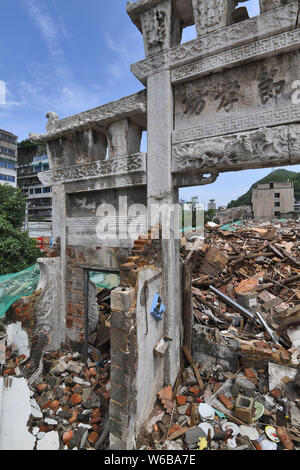 Eine paifang, einen Keuschheitsgürtel memorial Arch, aus der Qing Dynastie (1644-1911) ist von Ruinen auf einer Baustelle in Guiyang city umgeben, im Südwesten von China" Stockfoto