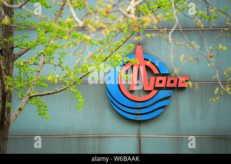 ---- Blick auf die Zentrale der China National Offshore Oil Corporation (CNOOC) in Peking, China, 4. April 2018. Die Produktion eines großen Ethylen Stockfoto