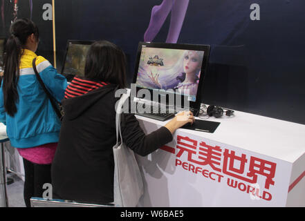 ---- Besucher Spielen elektronischer Spiele am Stand der Chinesischen online game Operator perfekte Welt während einer Ausstellung in Peking, China, 17. Oktober 2. Stockfoto